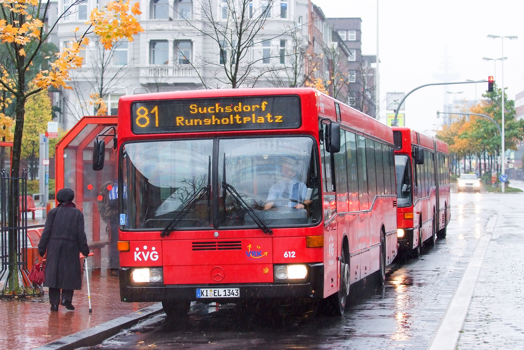 Roter Bus Linie 81 Suchsdorf Rungholtplatz hält an einer Station