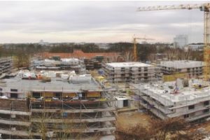 Mehrere Geschosse im Rohbau mit Kran von oben fotografiert
