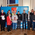 Gruppenfoto mit der AG Handlungsplan: Mitglieder der AG Handlungsplan, der Fraktionsvorsitzende Dr. Hans-Friedrich Traulsen (2. Reihe, 1.v.l.), Gerwin Stöcken (2. Reihe, 3.v.l.), Gundula Raupach (1. Reihe, 1.v.l.), Direktorin des ZIP, Professorin Kamila Jauch-Chara (3. Reihe, 5.v.r.)