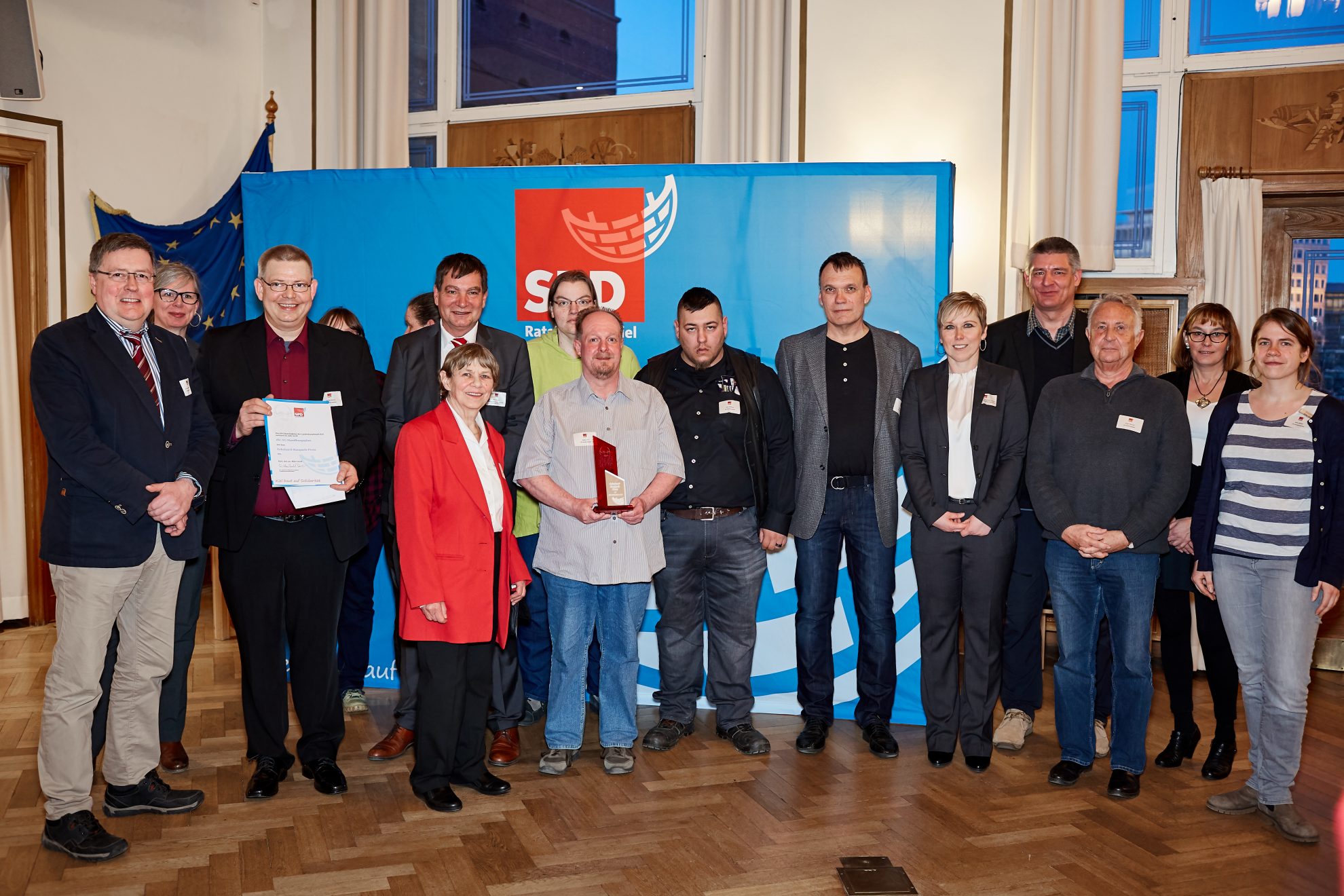 Gruppenfoto mit der AG Handlungsplan: Mitglieder der AG Handlungsplan, der Fraktionsvorsitzende Dr. Hans-Friedrich Traulsen (2. Reihe, 1.v.l.), Gerwin Stöcken (2. Reihe, 3.v.l.), Gundula Raupach (1. Reihe, 1.v.l.), Direktorin des ZIP, Professorin Kamila Jauch-Chara (3. Reihe, 5.v.r.)
