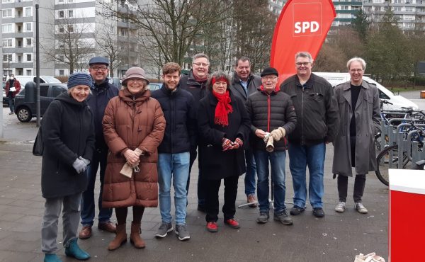 Mitglieder des SPD Ortsvereins Mettenhof-Hasseldieksdamm am Infostand
