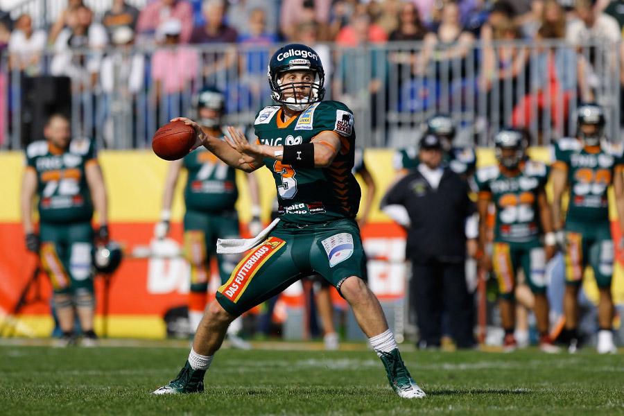 Spieler der Baltic Hurricanes mit Football in der Hand
