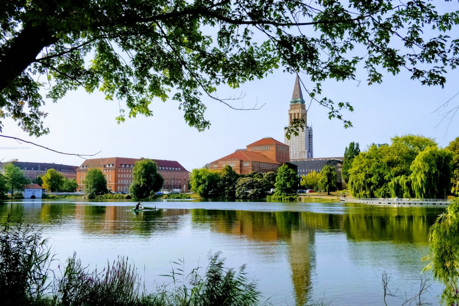 Kieler Rathaus und Opernhaus mit Kleinem Kiel im Vordergund