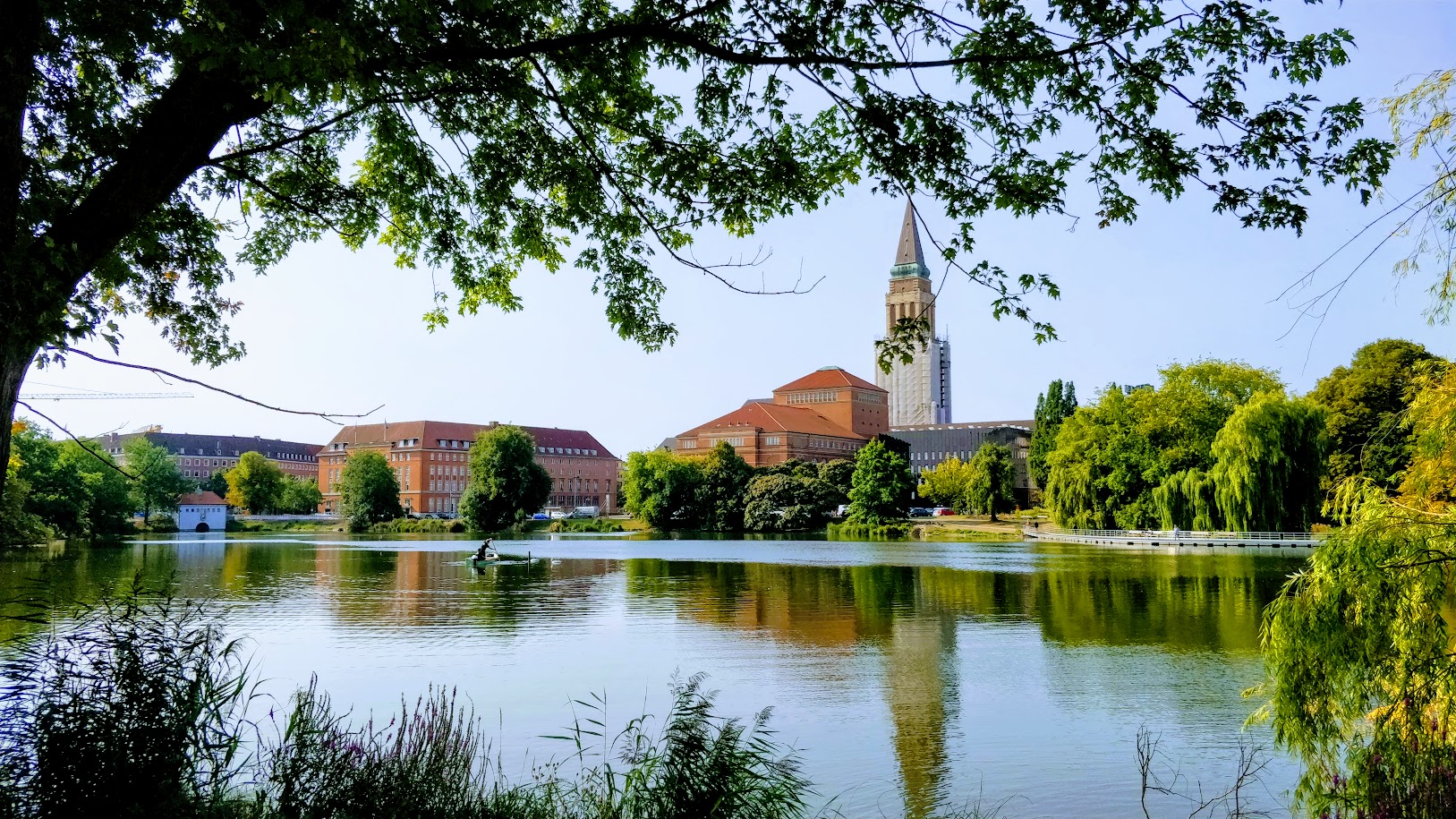 Kieler Rathaus und Opernhaus mit Kleinem Kiel im Vordergund