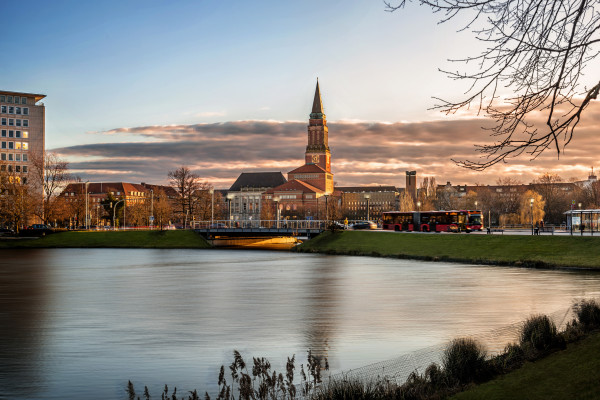 Blick über den Kleinen Kiel auf das Rathaus
