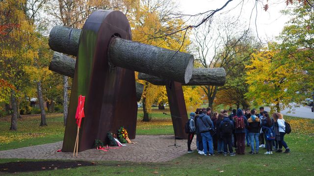 Breuste-Denkmal im Ratsdienergarten mit Schüler-Gruppe