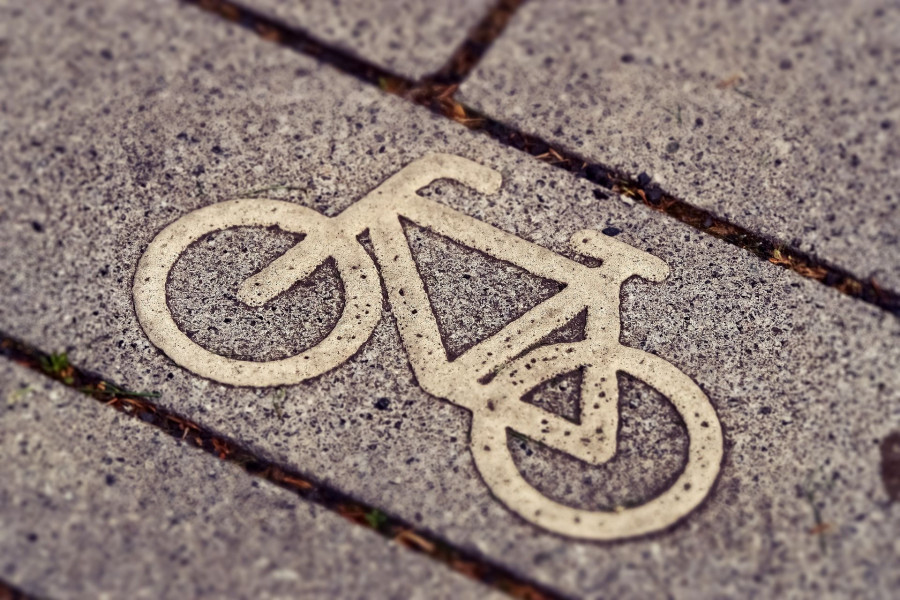 Fahrradsymbol auf Steinfußboden