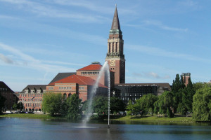 Kieler Rathaus und Opernhaus mit Wasserfontaine auf dem Kleinem Kiel im Vordergund