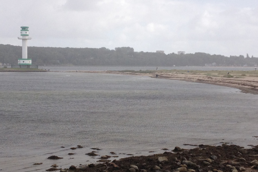 Friedrichsorter Leuchtturm mit Landzunge und Stranabschnitt davo