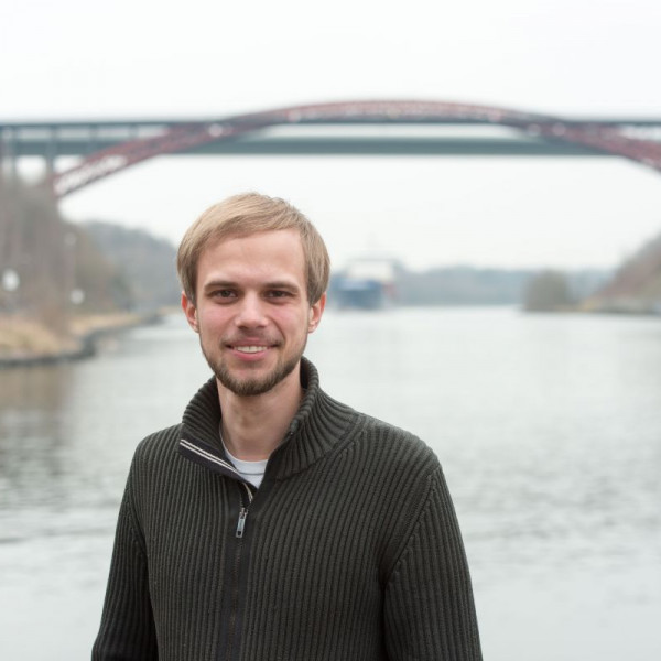 Christoph Beeck vor Levensauer Hochbrücke
