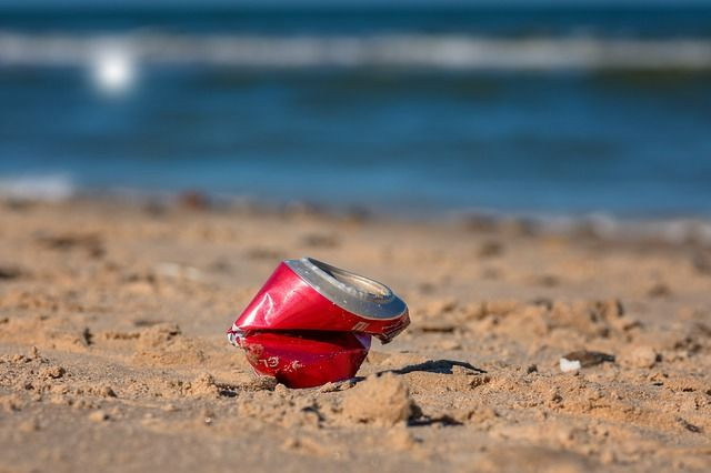Zerknüllte Cola-Dose am Strand