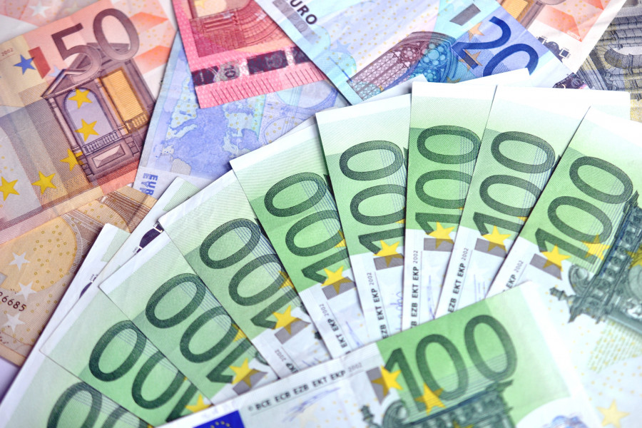 Geldscheine in den Werten 20, 50 und 100 Euro liegen aufgefächert da