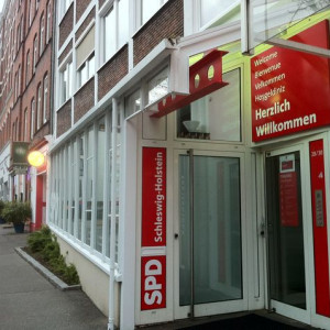 Eingang zum Walter-Damm-Haus, Sitz der SPD Kiel und der SPD Schleswig-Holstein