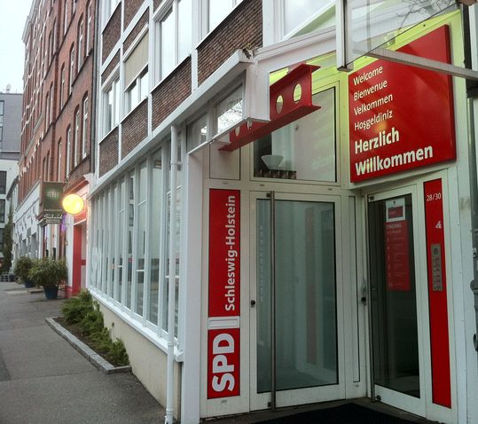 Eingang zum Walter-Damm-Haus, Sitz der SPD Kiel und der SPD Schleswig-Holstein