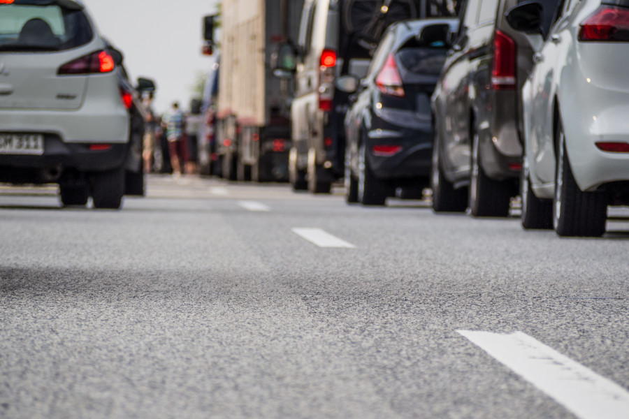 Autos stehen im Stau