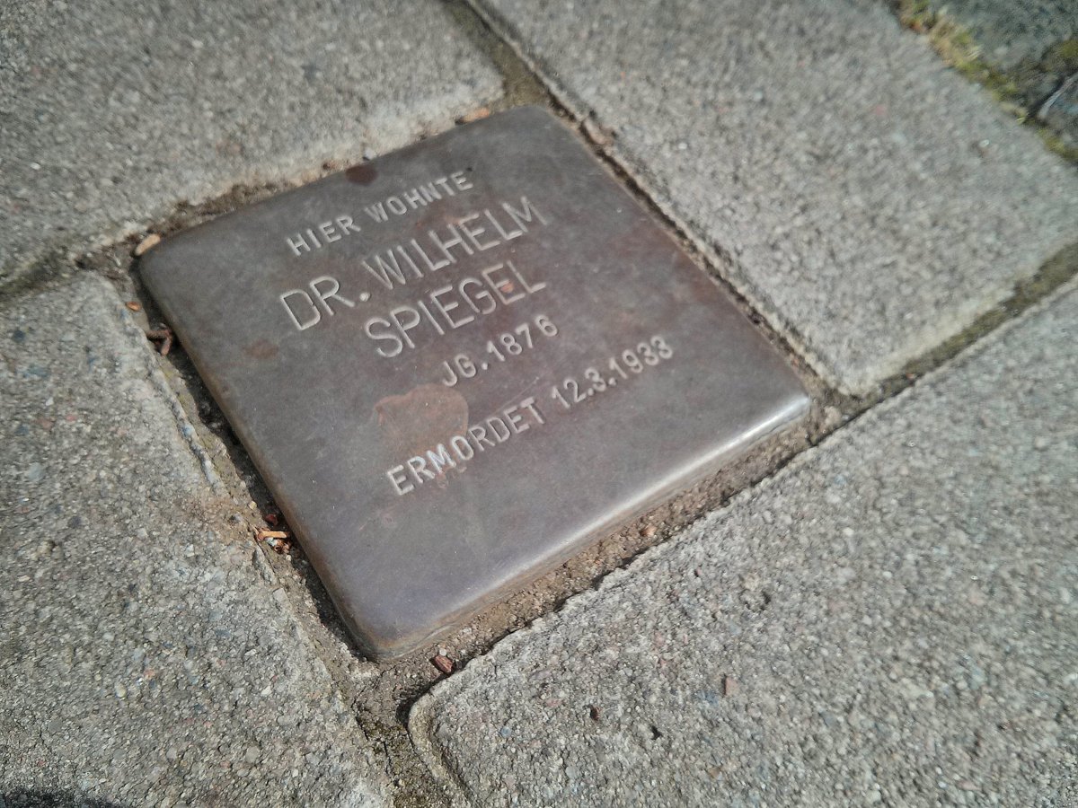 Stolperstein mit der Aufschrift "Hier wohnte Dr. Wilhelm Spiegel. Jg. 1876. Ermordet 123.1933"