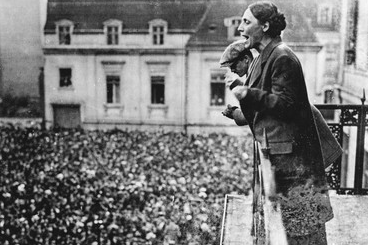 Marie Juchacz steht auf einem Balkon und hält eine Rede vor einer riesigen Menschenmenge