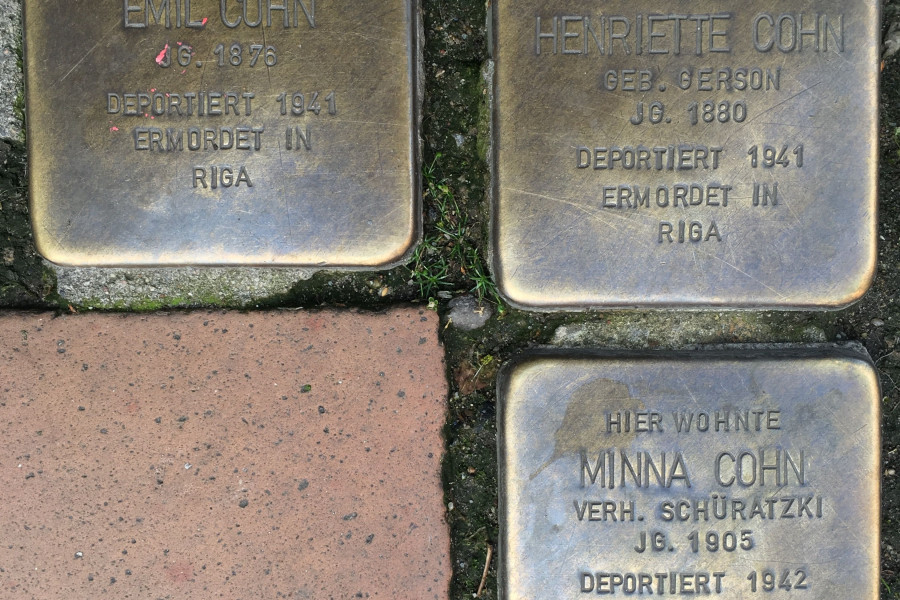 Drei Stolpersteine: Emil, Henriette und Minna Cohn