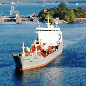 Containerschiff an der Holtenauer Schleuse