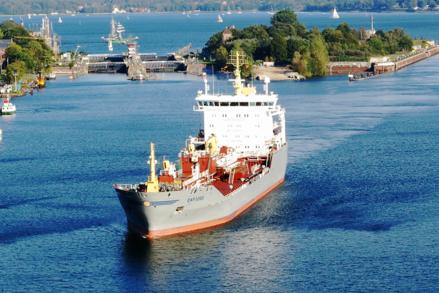 Containerschiff an der Holtenauer Schleuse