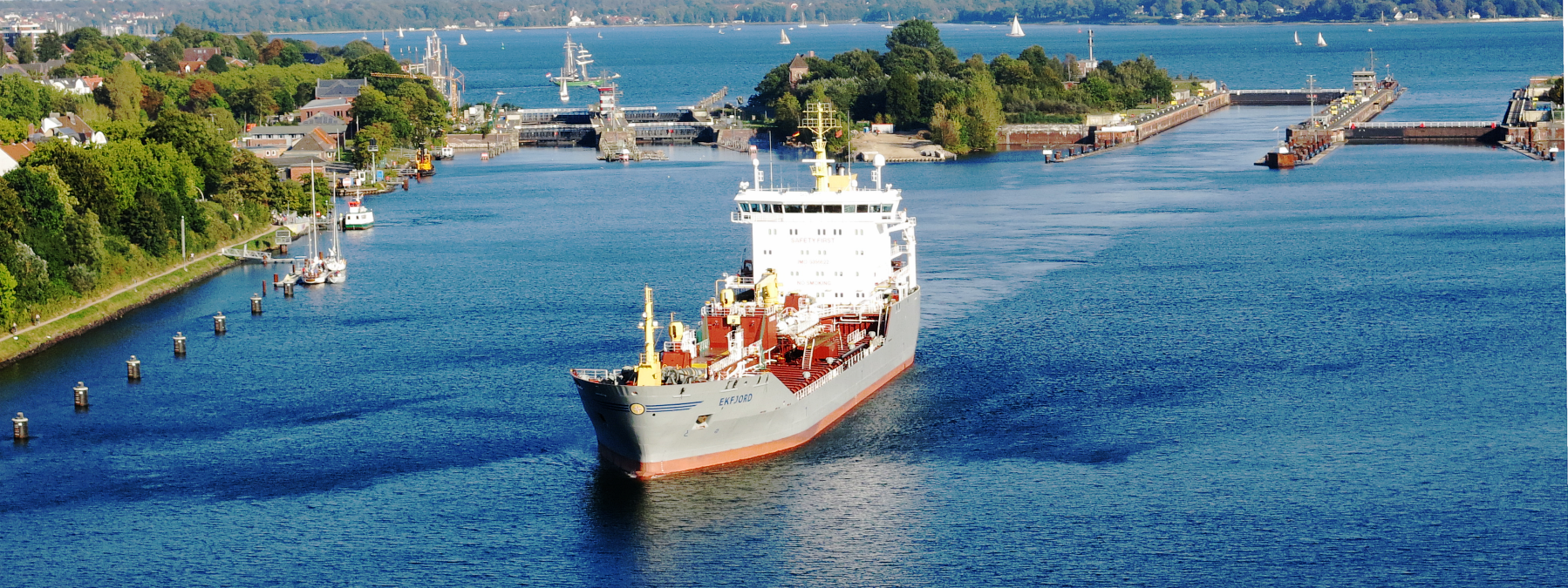 Containerschiff an der Holtenauer Schleuse