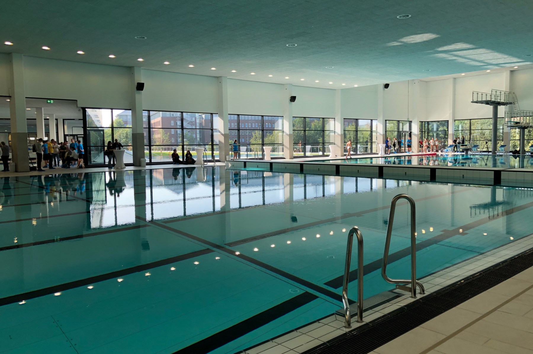 Schwimmhalle mit spiegelglatten Wasserbecken