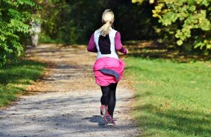 Joggerin im Wald