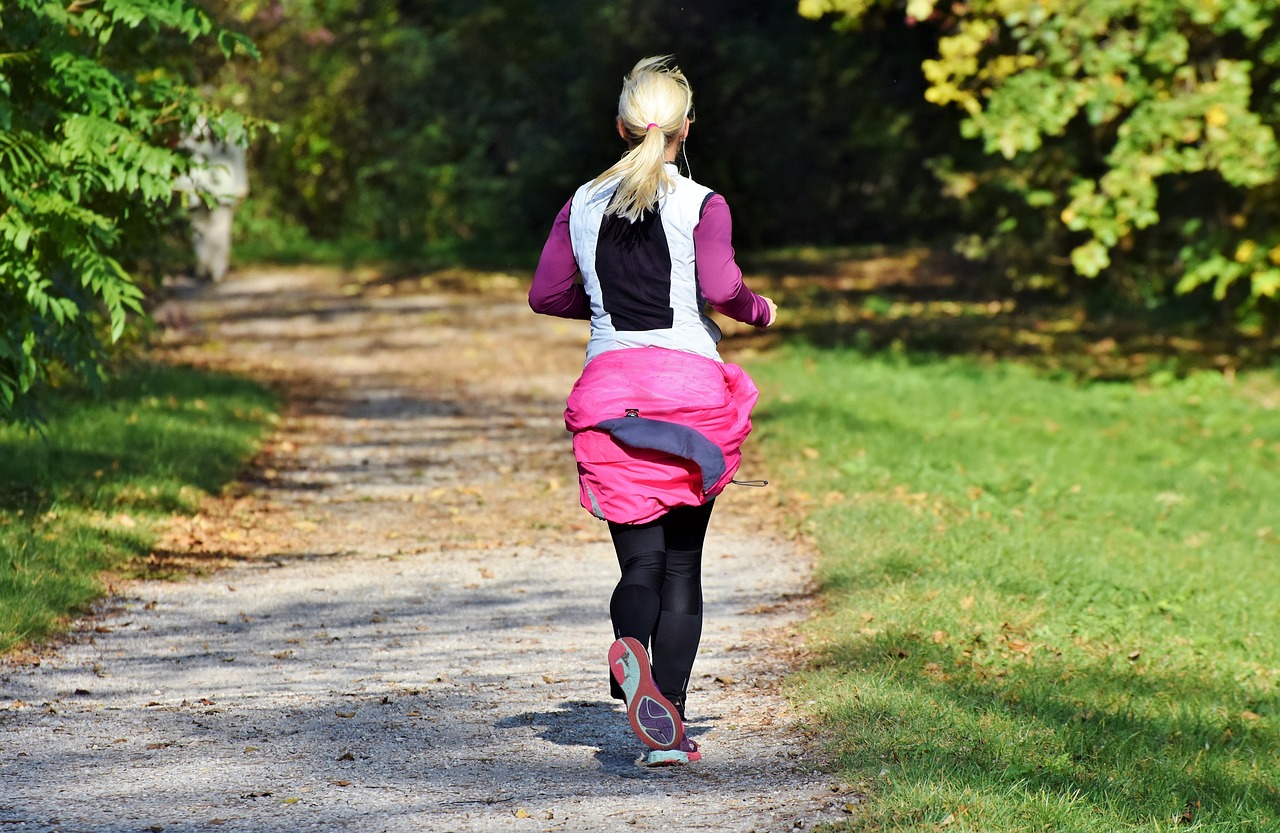 Joggerin im Wald