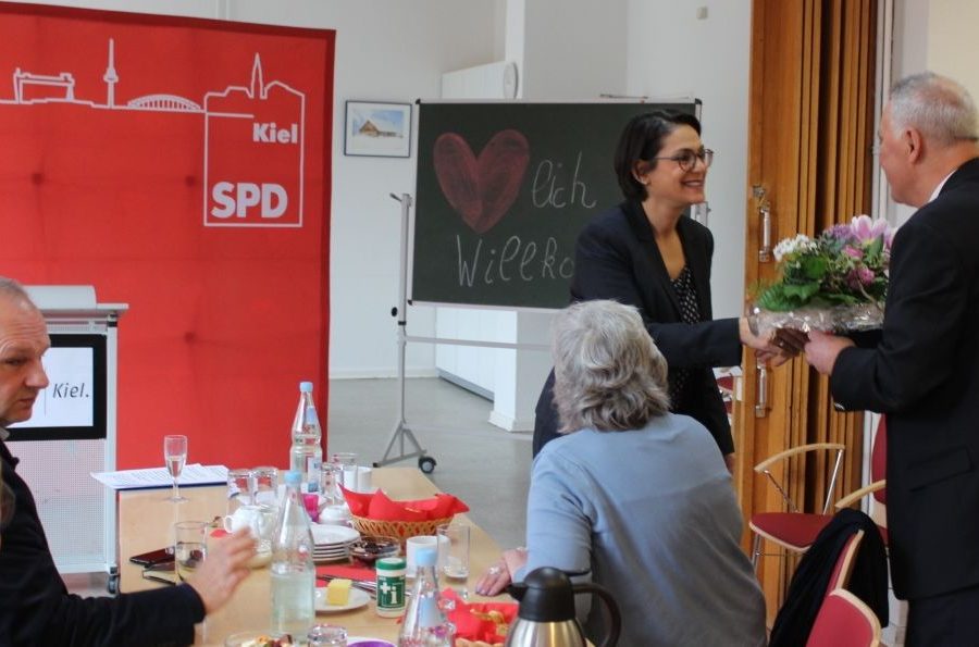 Peter Lohse übergibt Serpil Midyatli einen Blumenstrauß