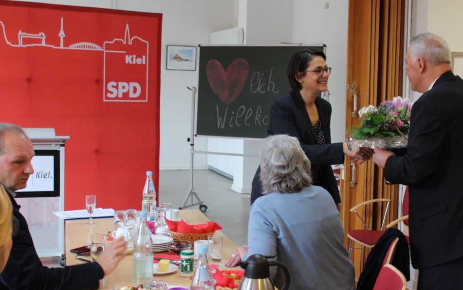 Peter Lohse übergibt Serpil Midyatli einen Blumenstrauß