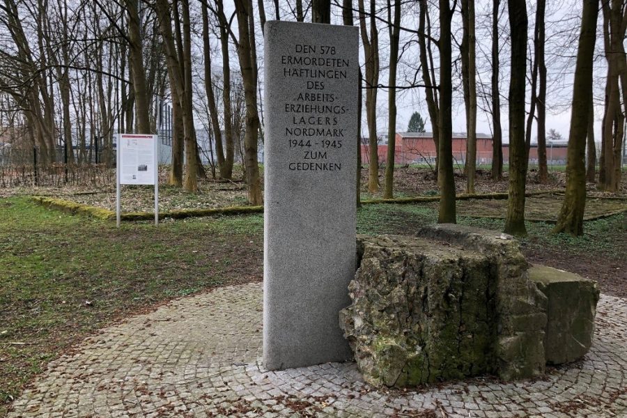 Gedenkstein für die ermordeten Häfltinge im Arbeitserziehungslager Nordmark. Kahle Bäume im Hintergrund