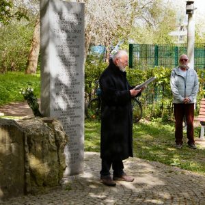 Dieter Heß am Gedenkstein