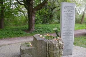 Blumen am Gedenkstein des AEL Nordmark
