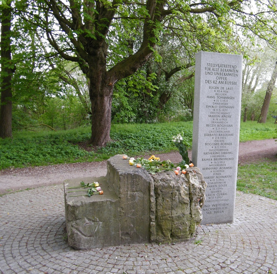 Blumen am Gedenkstein des AEL Nordmark