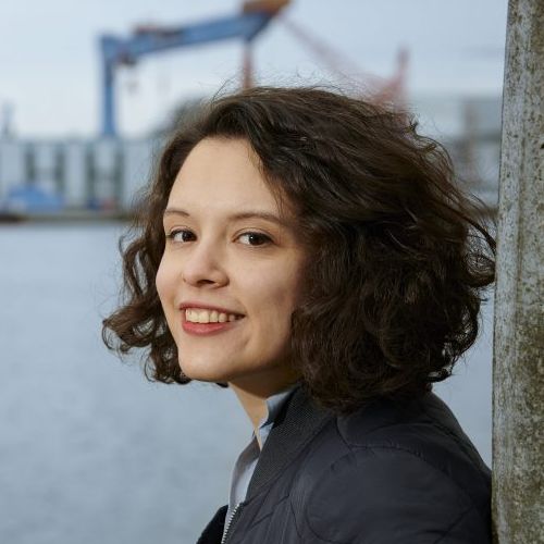 Delara Burkhardt mit den HDW-Kränen im Hintergrund