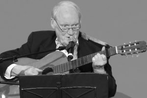 Karl-Heinz Luckhardt mit Gitarre