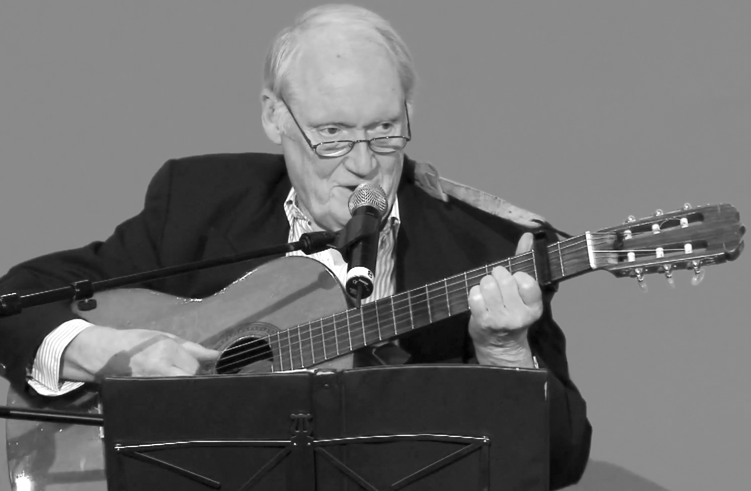 Karl-Heinz Luckhardt mit Gitarre