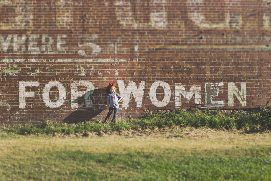 For woman. Mit weißer Farbe auf eine Backsteinmauer geschrieben