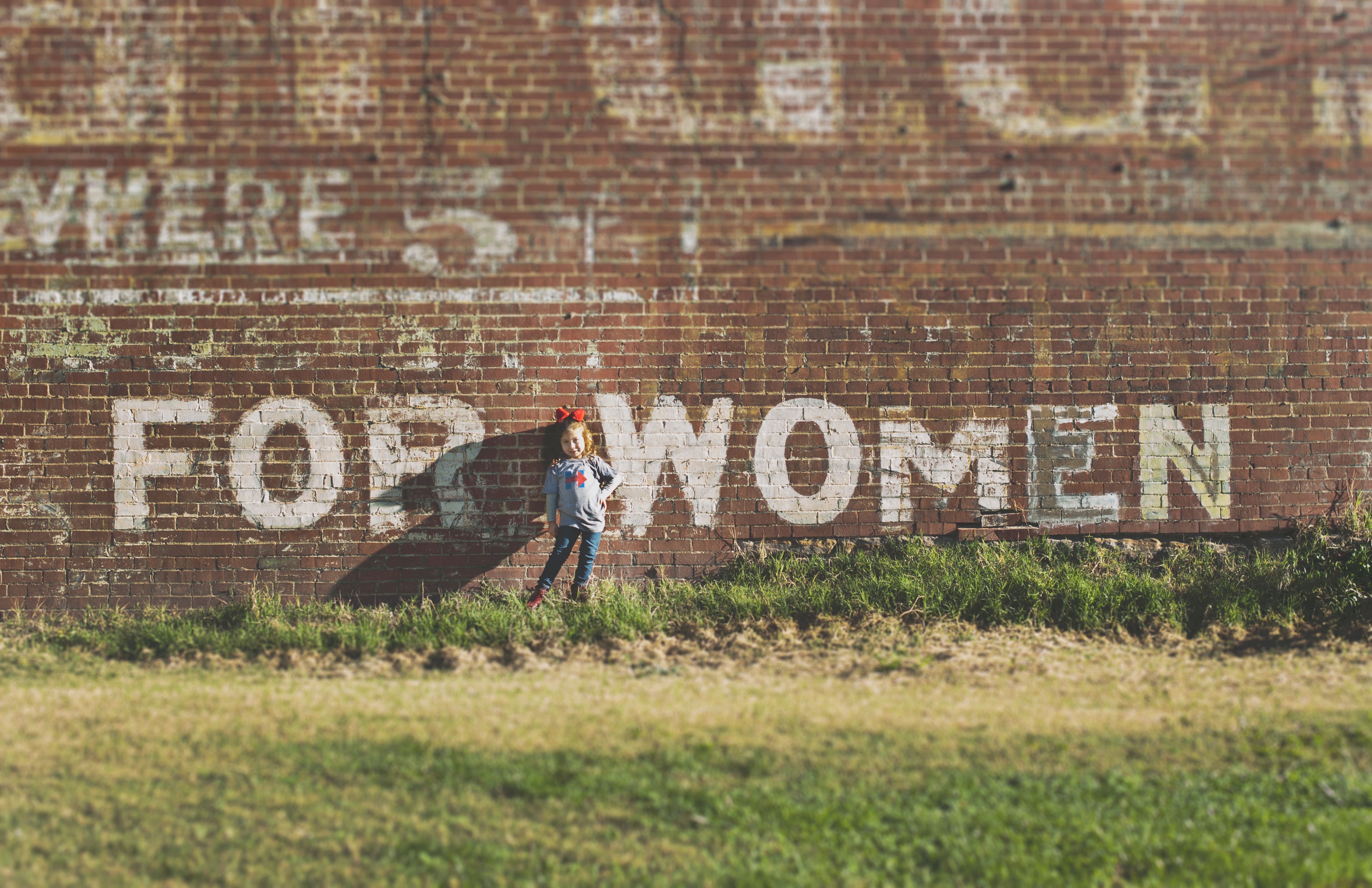 For woman. Mit weißer Farbe auf eine Backsteinmauer geschrieben