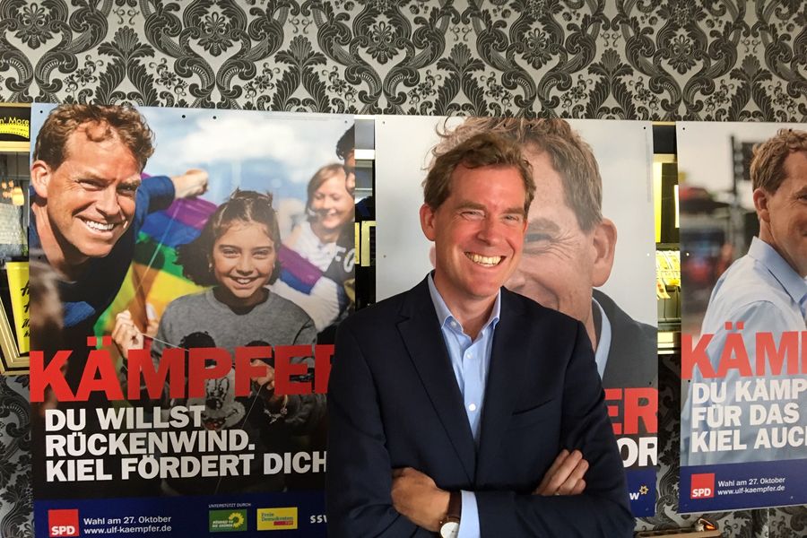 Ulf Kämpfer bei der Präsentation seiner Werbelinie im OB-Wahlkampf 2019