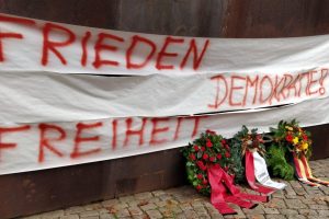 Frieden, Freiheit, Demokratie mit Kränzen