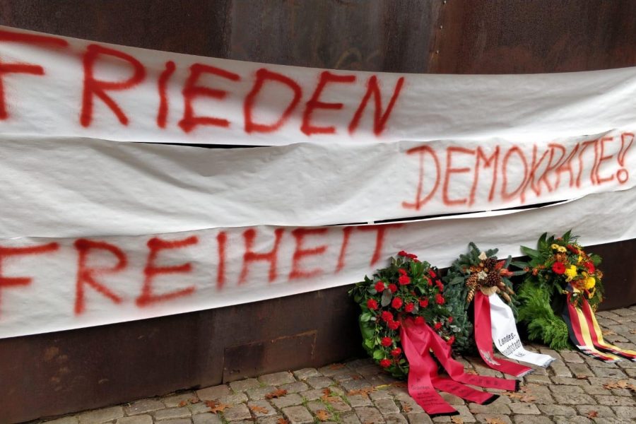 Frieden, Freiheit, Demokratie mit Kränzen