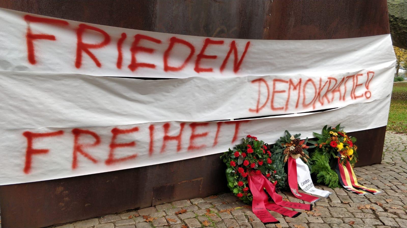 Frieden, Freiheit, Demokratie mit Kränzen