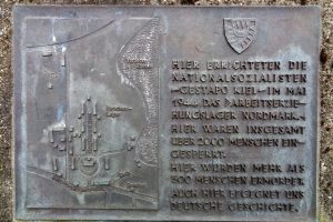 Informationstafel am Zugang zur Gedenkstätte „Arbeitserziehungslager Nordmark“ in Kiel-Russee.