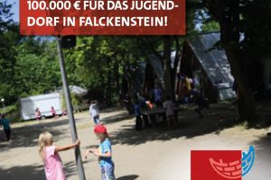 Spielende Kinder vor Nur-Dachhäusern in Falckenstein