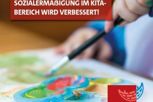 Kinderhände tuschen ein farbiges Bild. Sozialermäßigung im Kitabereich wird verbessert