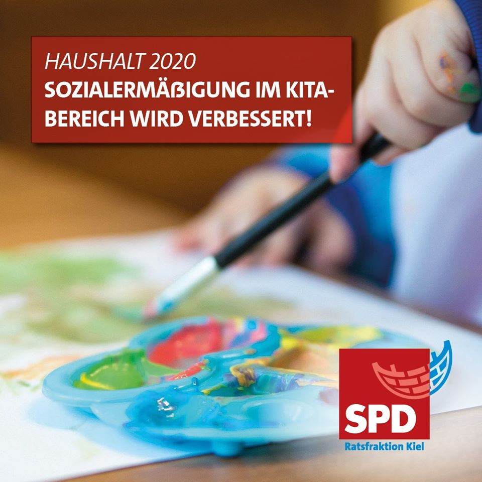Kinderhände tuschen ein farbiges Bild. Sozialermäßigung im Kitabereich wird verbessert