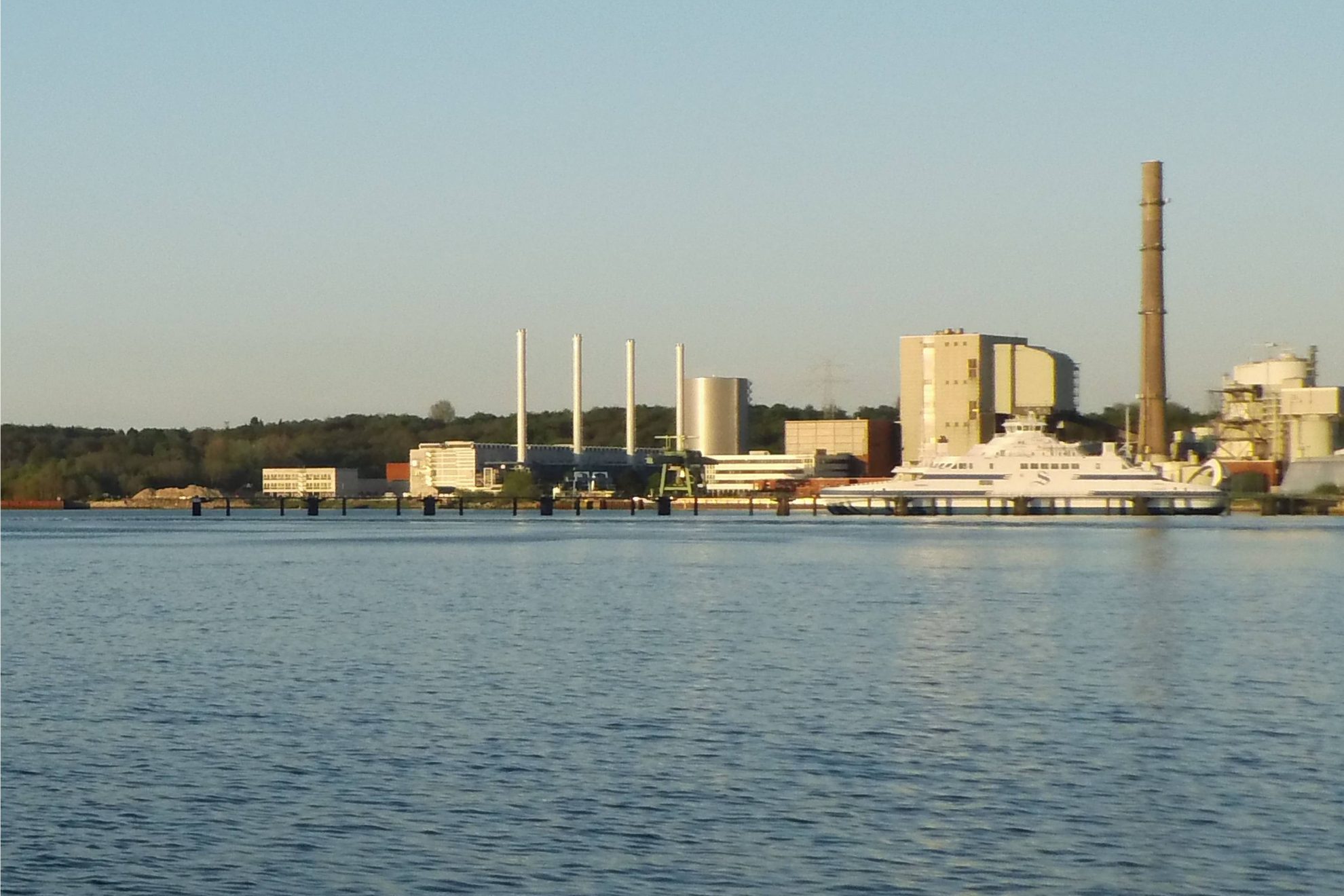 Küstenkraftwerk K.I.E.L. ("Kiels intelligenteste Energie-Lösung") links am Hafen Kiels auf dem Ostufer