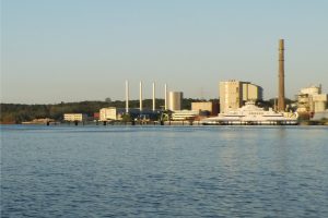 Küstenkraftwerk K.I.E.L. ("Kiels intelligenteste Energie-Lösung") links am Hafen Kiels auf dem Ostufer
