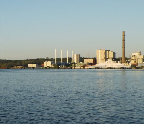 Küstenkraftwerk K.I.E.L. ("Kiels intelligenteste Energie-Lösung") links am Hafen Kiels auf dem Ostufer